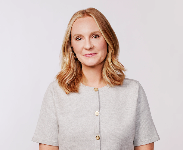 Foto de Crystal Boysen, directora de personal, con una blusa gris claro.​​ 