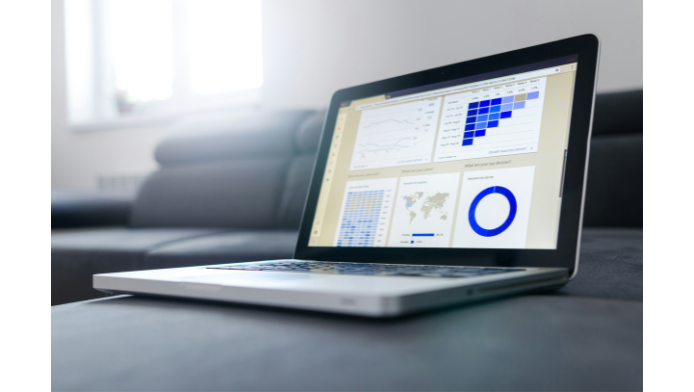 Schermo di un laptop con grafici e diagrammi​​ 